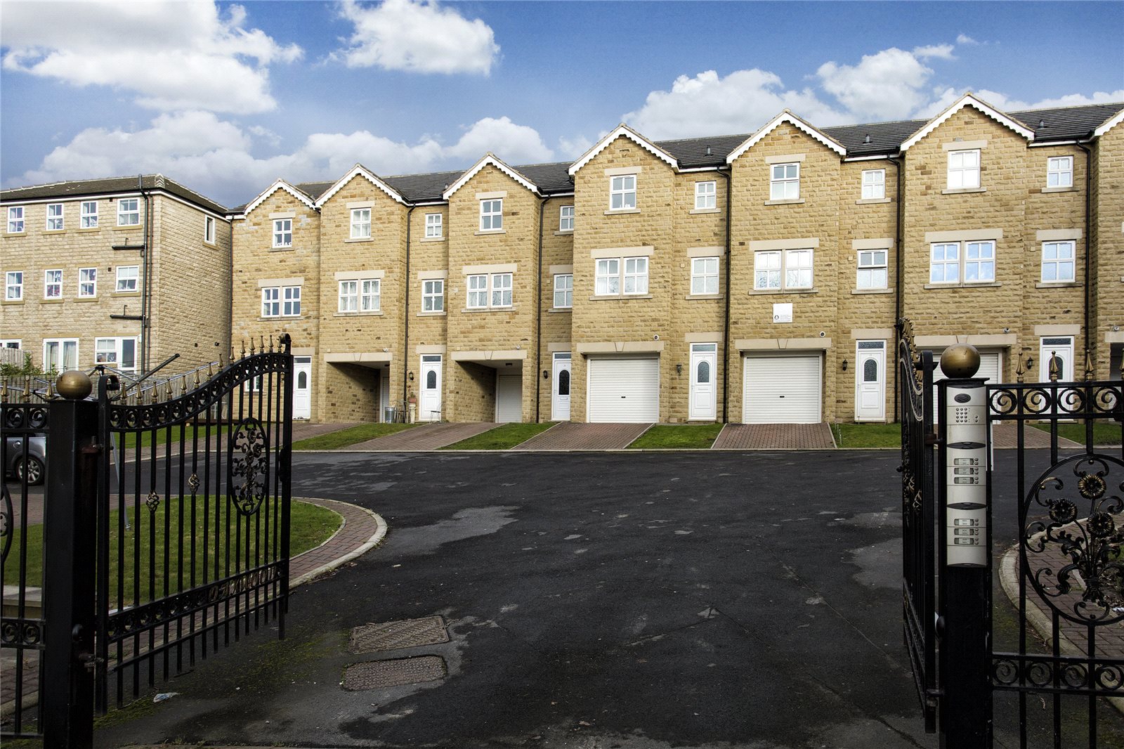 Whitegates Dewsbury 3 bedroom House SSTC in Oakwood Mews Soothill, Batley West Yorkshire