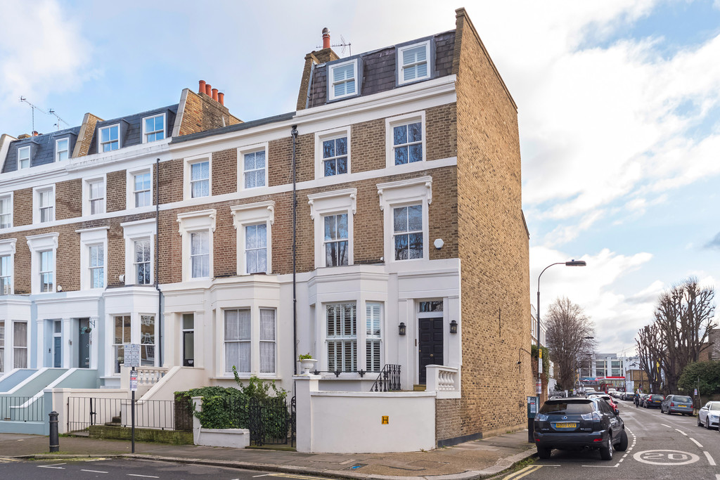 Martin & Co Chelsea 4 bedroom End of Terrace House Let in Moore Park