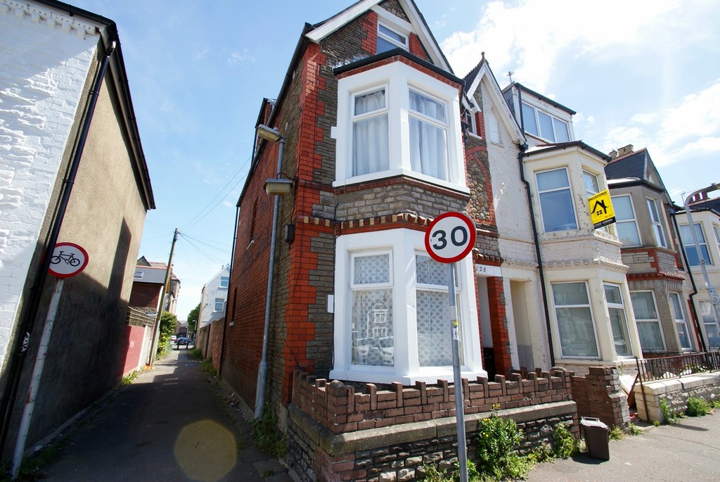 Martin & Co Cardiff 2 bedroom Flat Let in Cottrell Road, Roath
