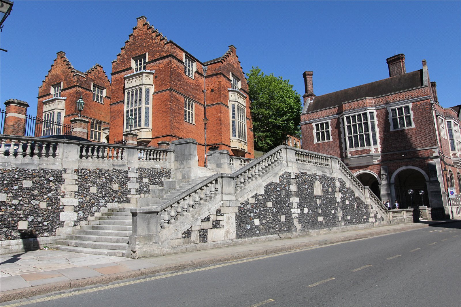 Estate agents and letting agents in the UK Houses flats 