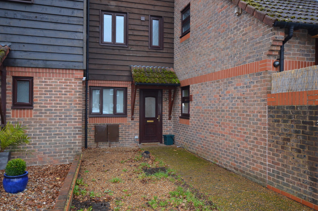 Martin & Co Woking 3 bedroom Terraced House Let in Kingfisher Court