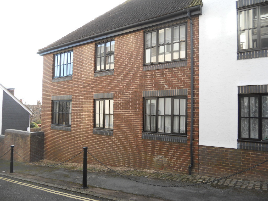 Martin & Co Uckfield 2 bedroom Apartment Let in Caburn Court, Station