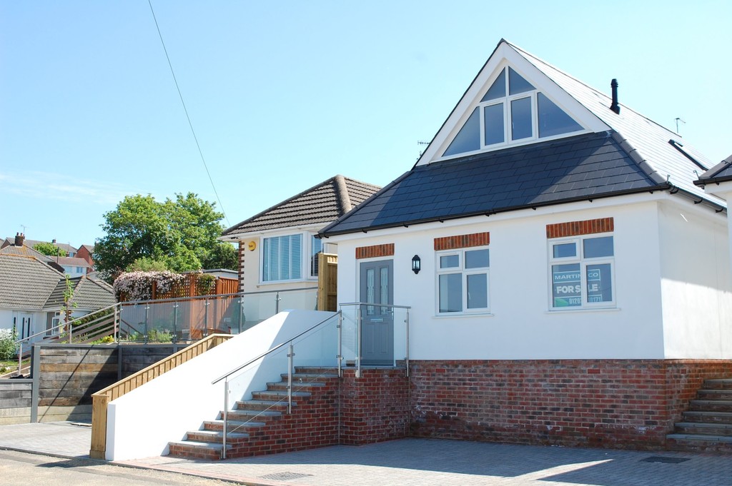 Martin & Co Poole 4 bedroom Detached Bungalow Let in Hythe Road, Oakdale