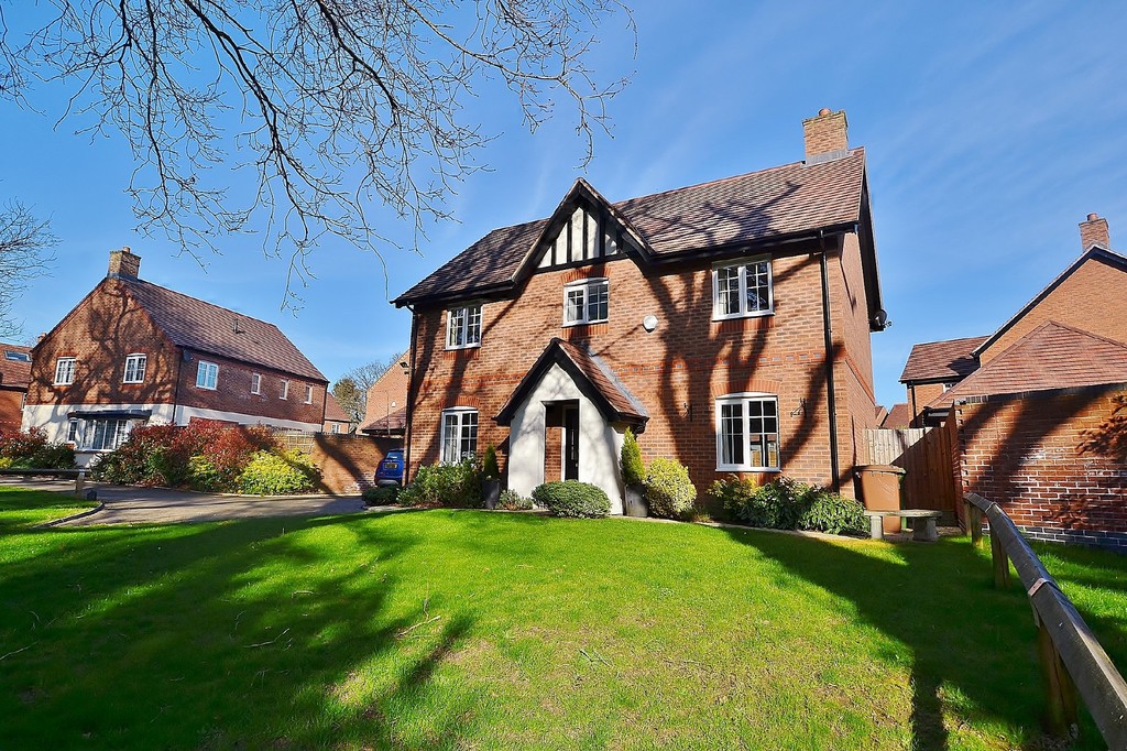 Martin & Co Leamington Spa 4 bedroom Detached House Let Agreed in St