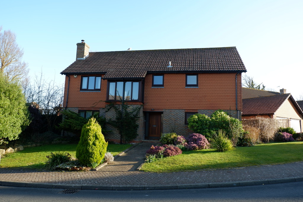 Martin Co Eastbourne 4 Bedroom Detached House Let In Saffrons