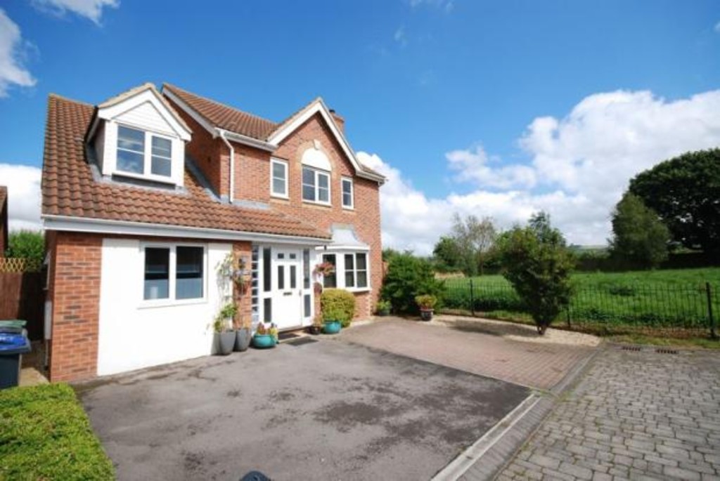 Martin & Co Westbury 5 bedroom Detached House Let in Paxmans Road, Westbury