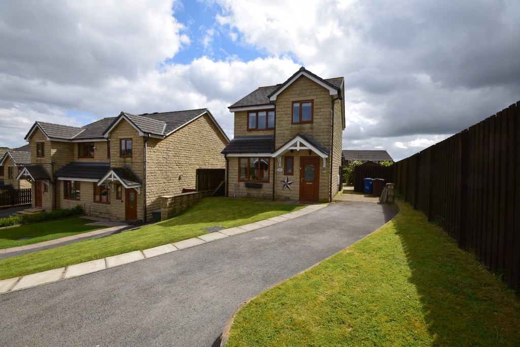 Martin & Co Rochdale 3 bedroom Detached House Let in Daneswood Fold