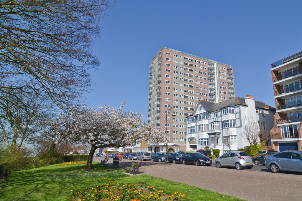 Martin & Co SouthendonSea 3 bedroom Flat Let in Tower Court