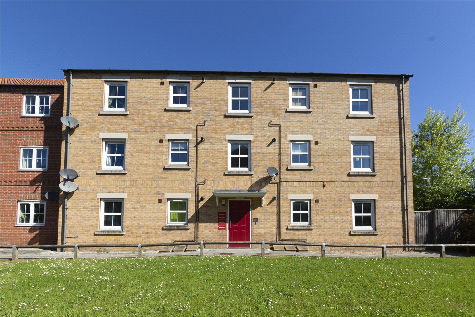 Whitegates Doncaster 2 bedroom Flat SSTC in Lancaster Court Auckley Doncaster
