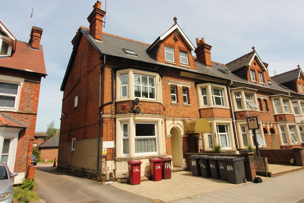 Martin & Co Reading Caversham 1 bedroom Flat Let in Caversham Road, Reading