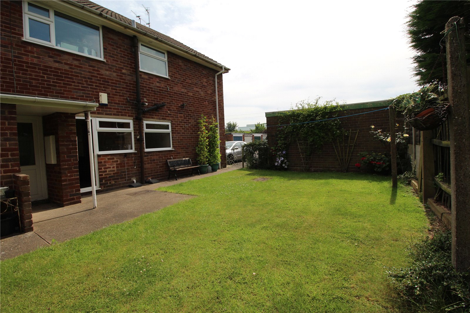 Whitegates Wolverhampton 2 bedroom Flat to rent in Grovelands Crescent