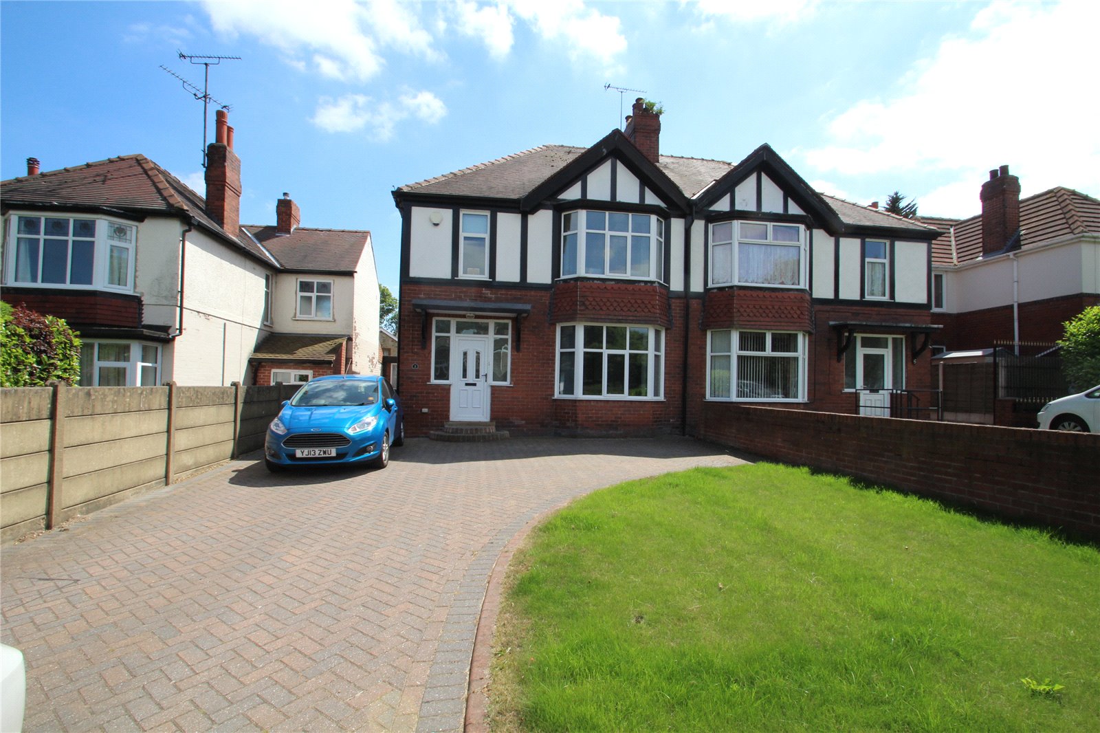 Whitegates Pontefract 3 bedroom House SSTC in Park Lane Pontefract