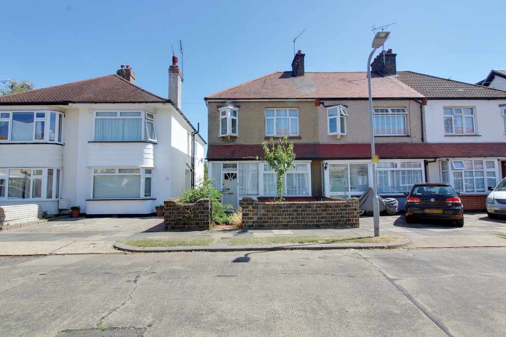 Martin & Co SouthendonSea 3 bedroom SemiDetached House Let Agreed in