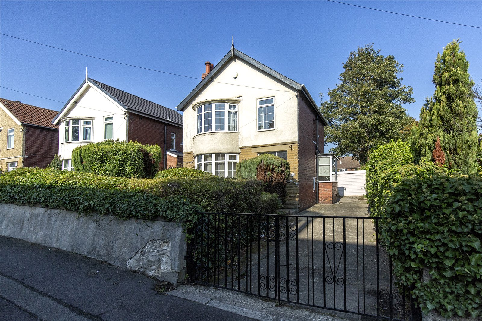 Whitegates Dewsbury 3 bedroom House SSTC in Edge Top Road Thornhill