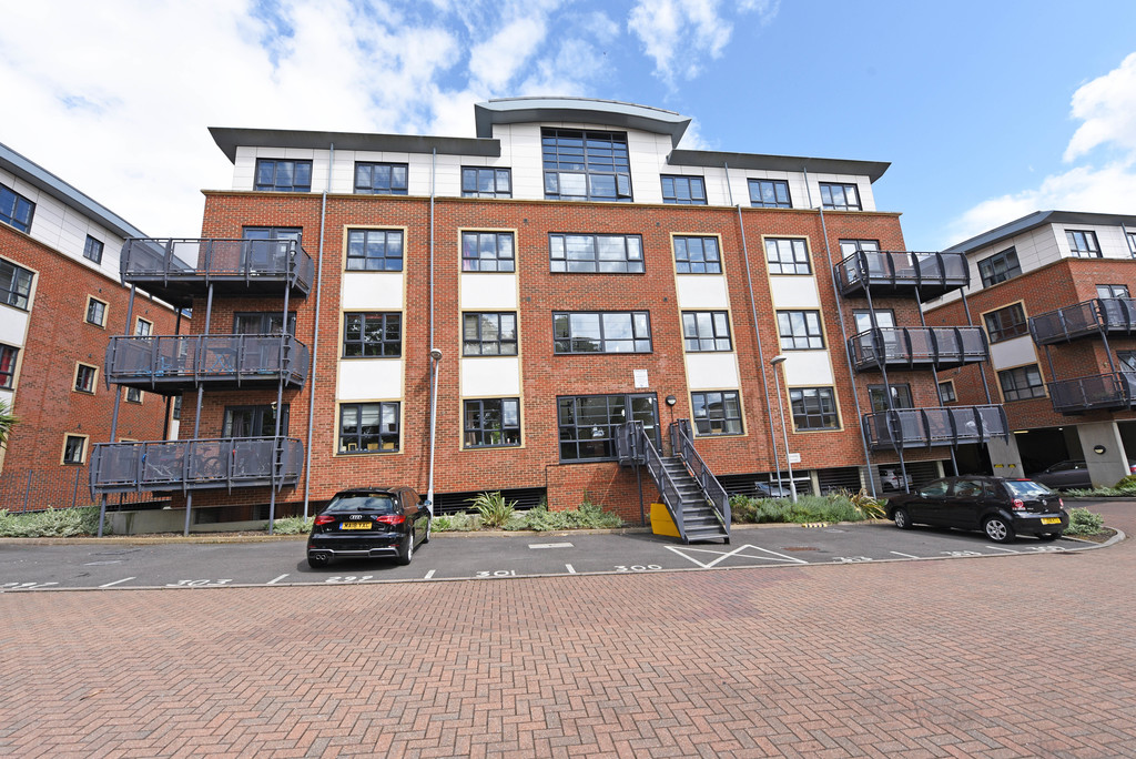 Martin & Co Aldershot 2 bedroom Apartment Let in Wallis Square, Farnborough