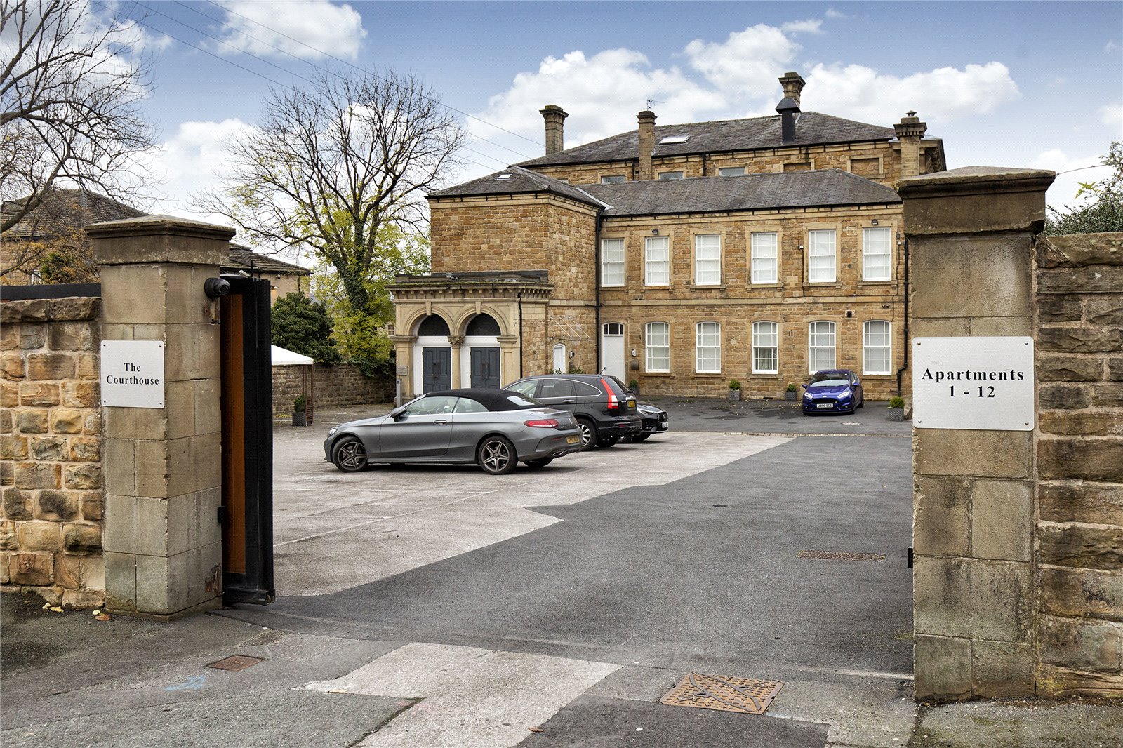 Whitegates Dewsbury 2 bedroom Flat Let Agreed in The Courthouse