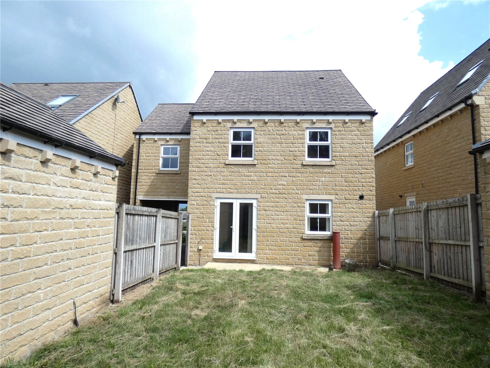 Whitegates Cleckheaton 4 bedroom House Let Agreed in Pavillion View