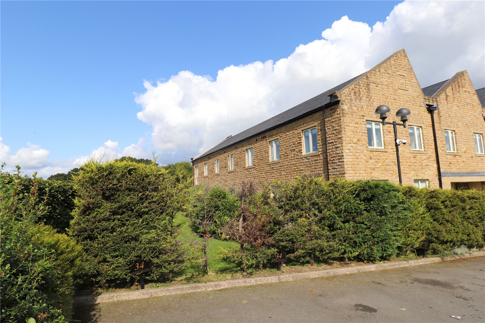 Whitegates Huddersfield 2 bedroom Flat SSTC in Whitley Willows, Lepton
