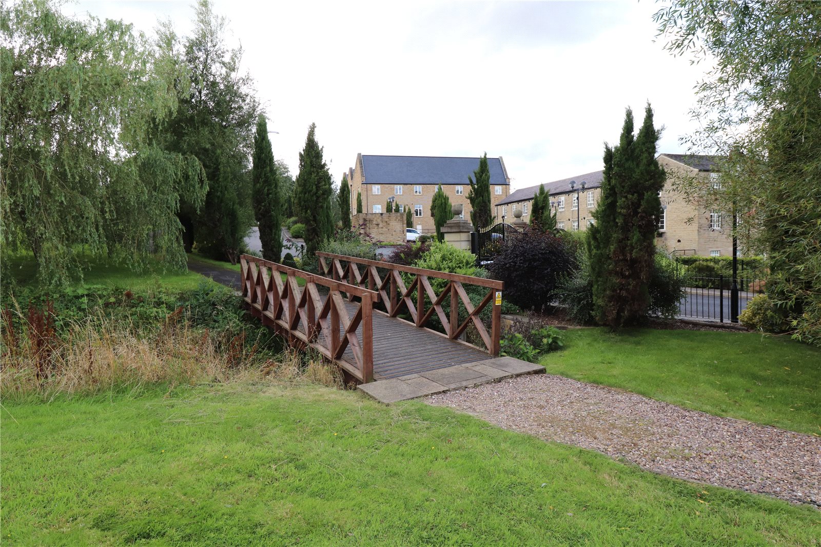 Whitegates Huddersfield 2 bedroom Flat SSTC in Whitley Willows, Lepton