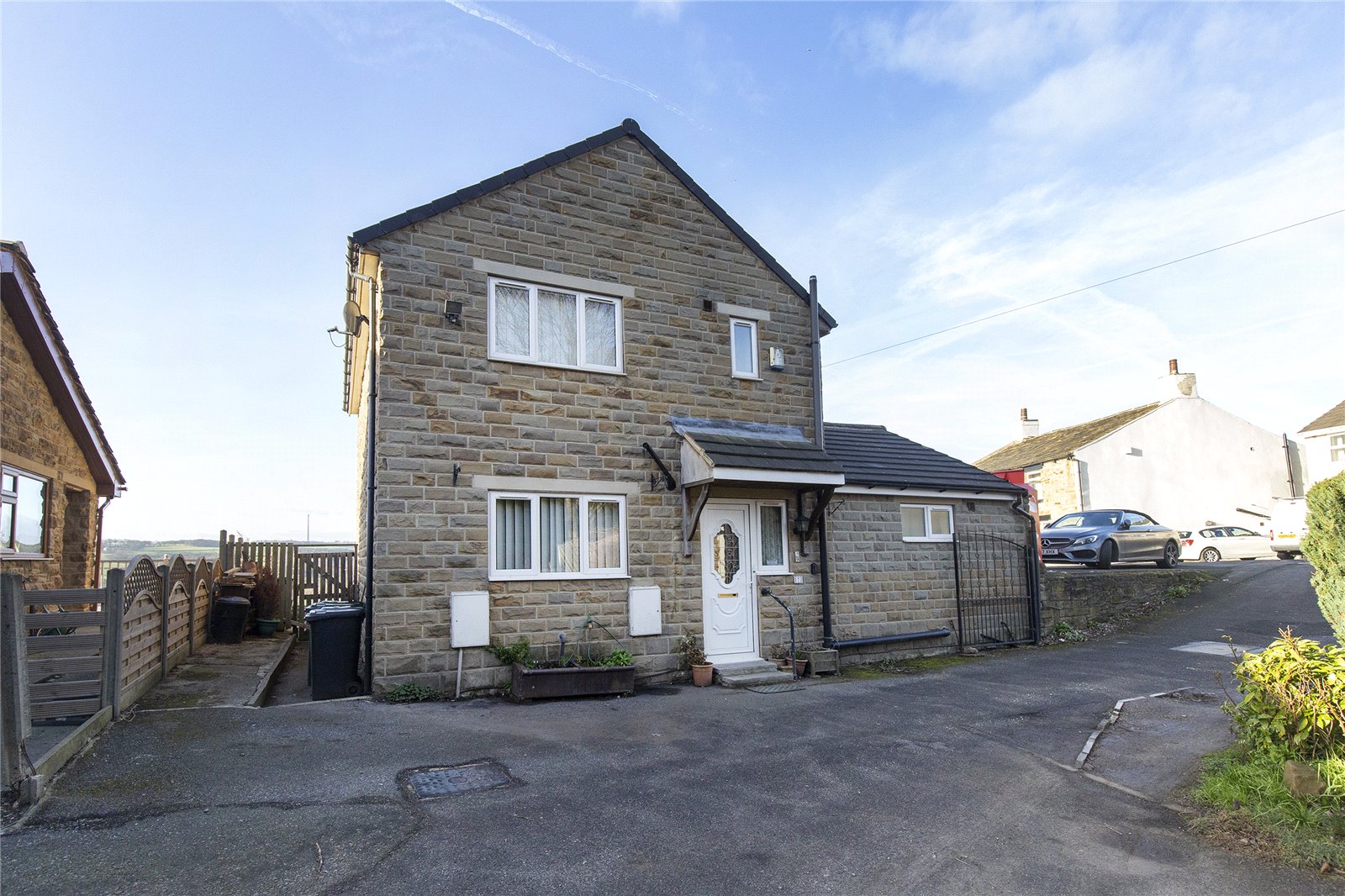 Whitegates Dewsbury 4 bedroom House SSTC in Edge Lane, Thornhill