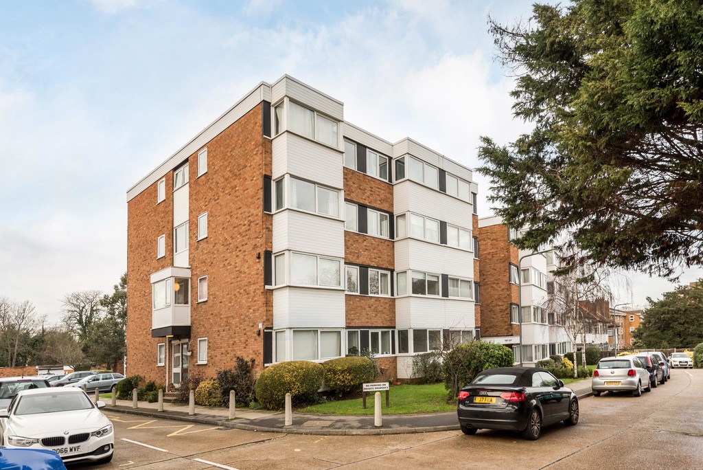 Martin & Co Wanstead 2 bedroom Apartment Let in Trent Court, Wanstead