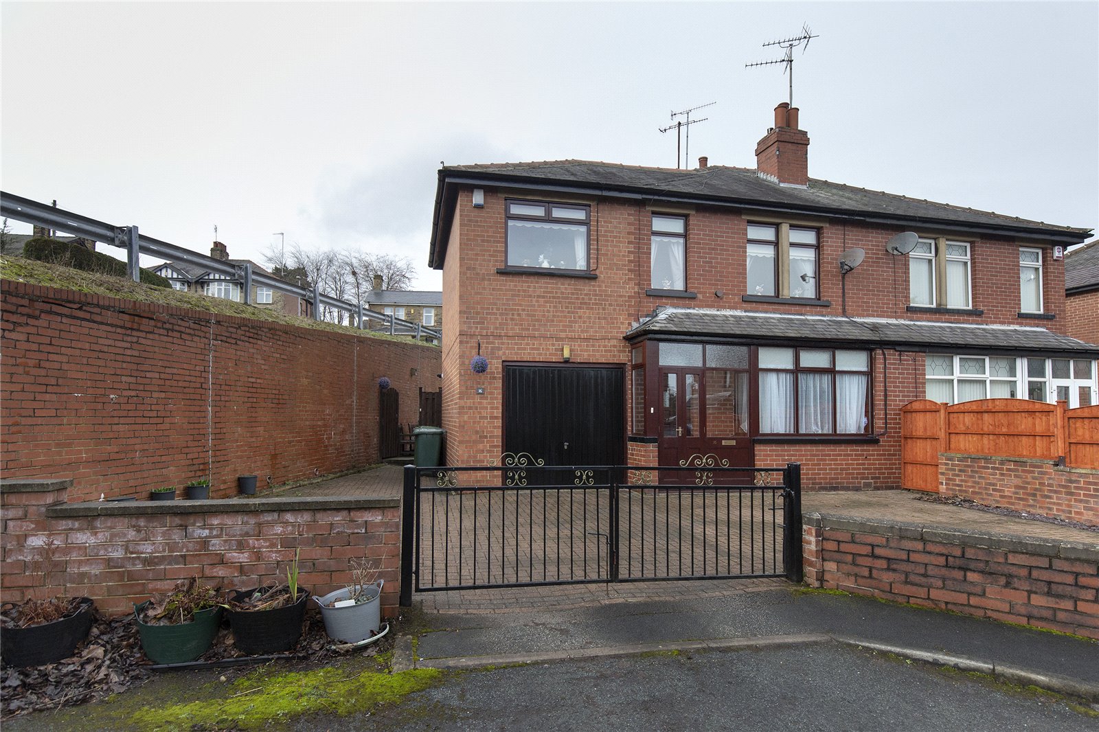 Whitegates Dewsbury 3 bedroom House SSTC in Holyoake Avenue Batley West