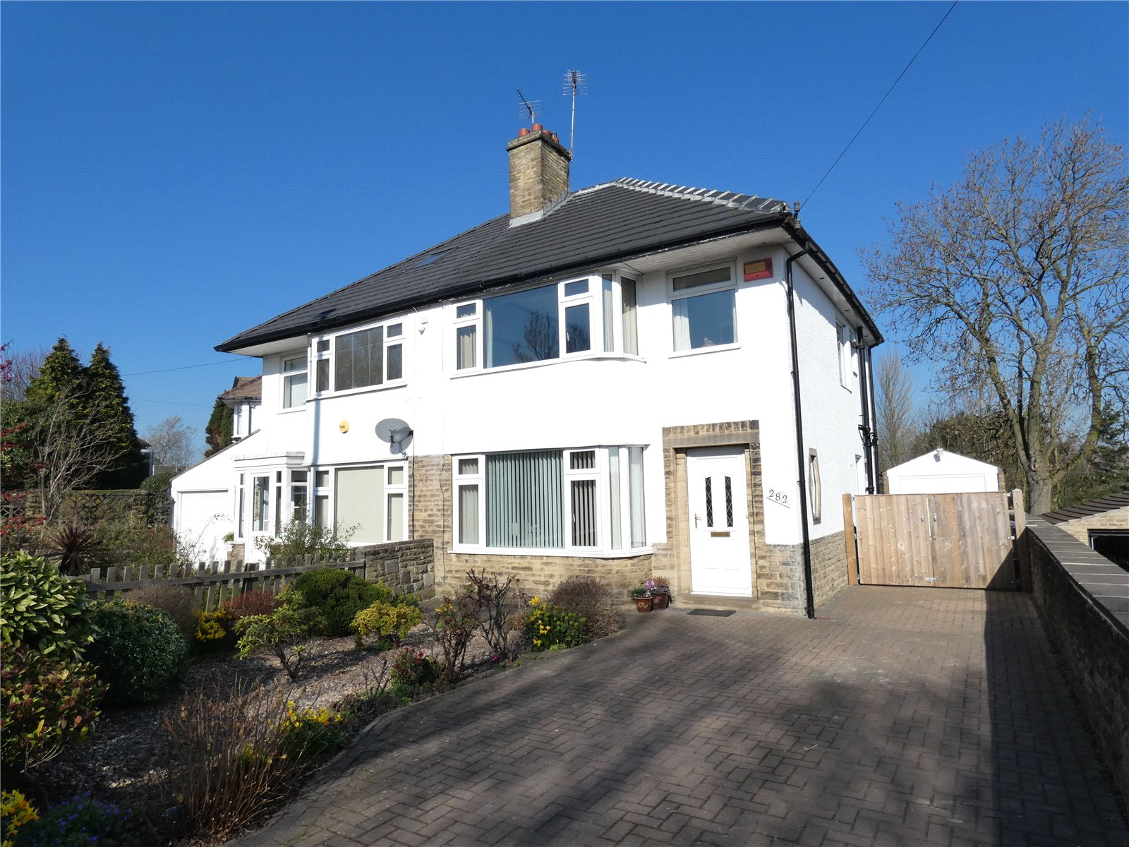 Whitegates Cleckheaton 3 bedroom House SSTC in Whitehall Road Wyke