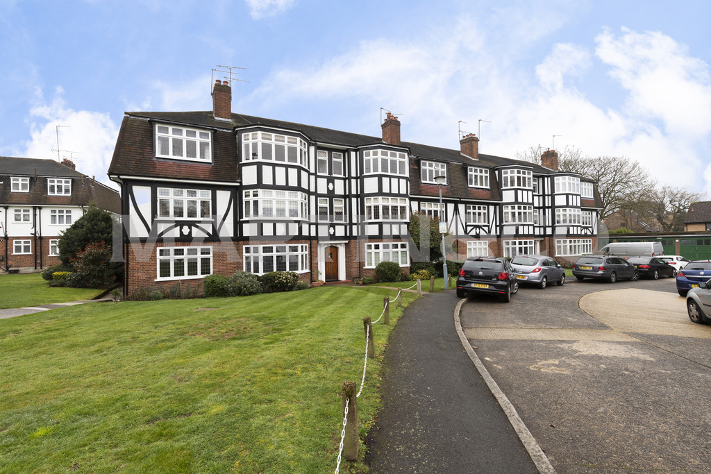 Martin & Co Wanstead 2 bedroom Apartment Let in Eagle Court, Hermon