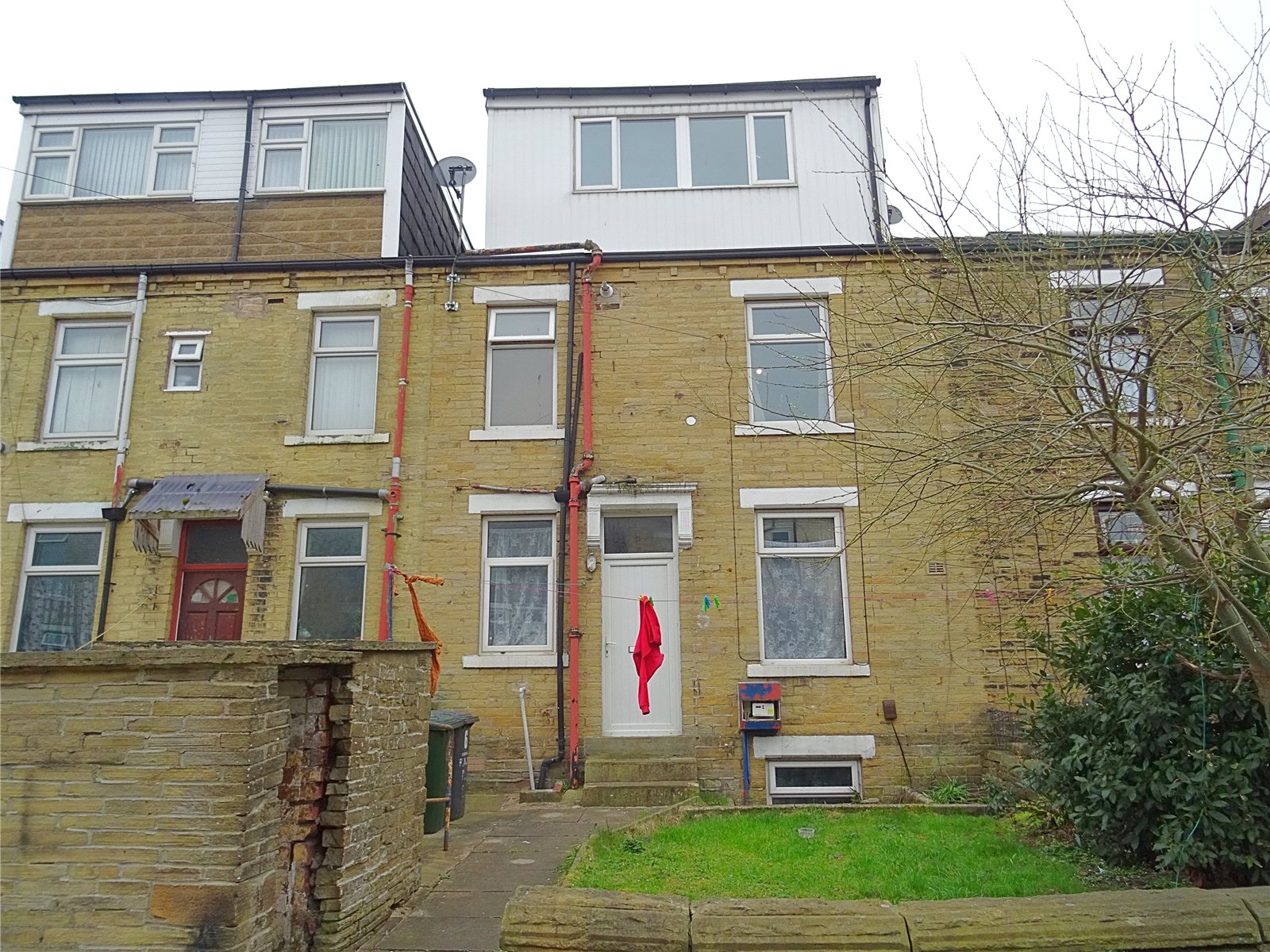 Whitegates Bradford 3 bedroom House SSTC in Flaxton Place, Bradford