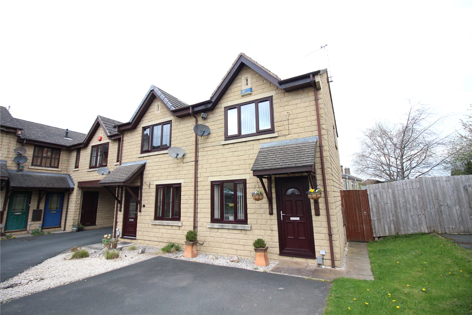 Whitegates Brighouse 2 bedroom House SSTC in Hions Close, Rastrick