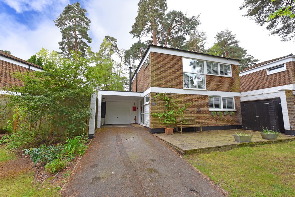 Martin Co Wokingham 3 Bedroom Link Detached House Let In Edgcumbe Park Crowthorne