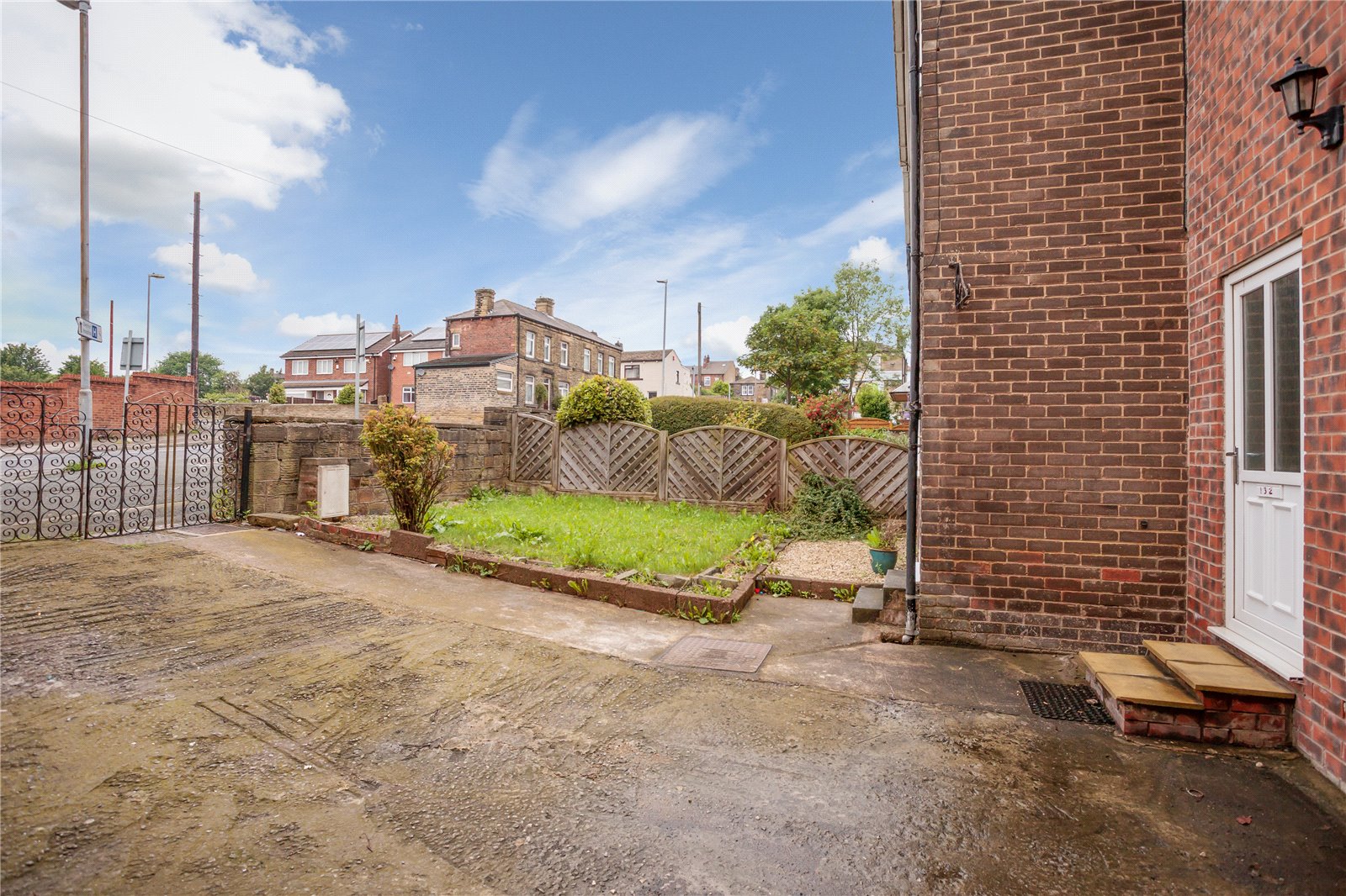 Whitegates Dewsbury 5 bedroom House SSTC in Staincliffe Road, Dewsbury