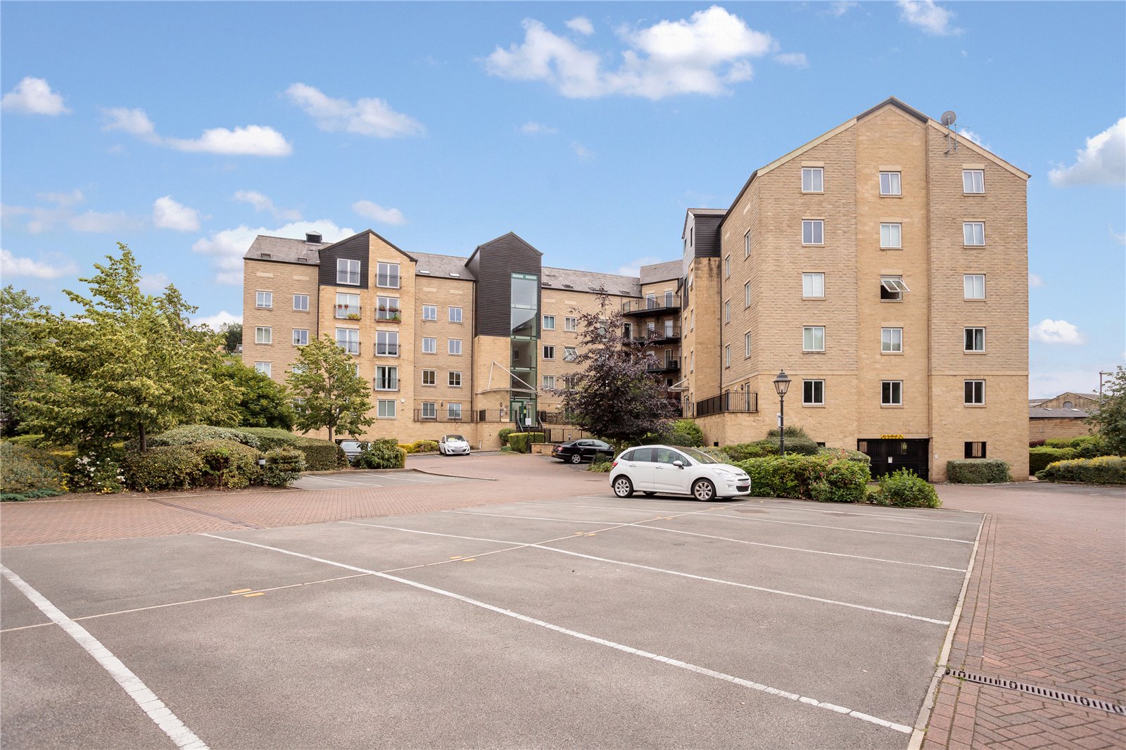 Whitegates Dewsbury 2 bedroom Flat SSTC in Ellis Court, Textile Street