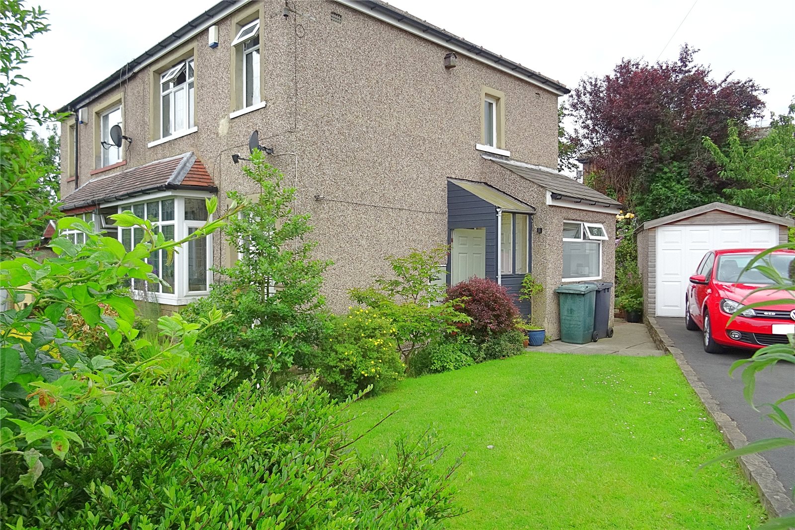 Whitegates Bradford 3 bedroom House SSTC in Leaventhorpe Lane, Bradford