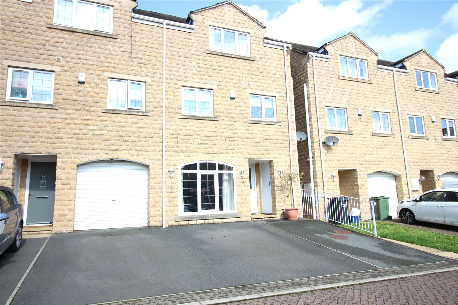 Whitegates Brighouse 3 bedroom House For Sale in Sage Grove, Rastrick