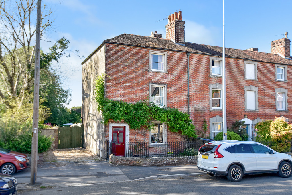 Martin & Co Westbury 4 bedroom End of Terrace House Let in Portway