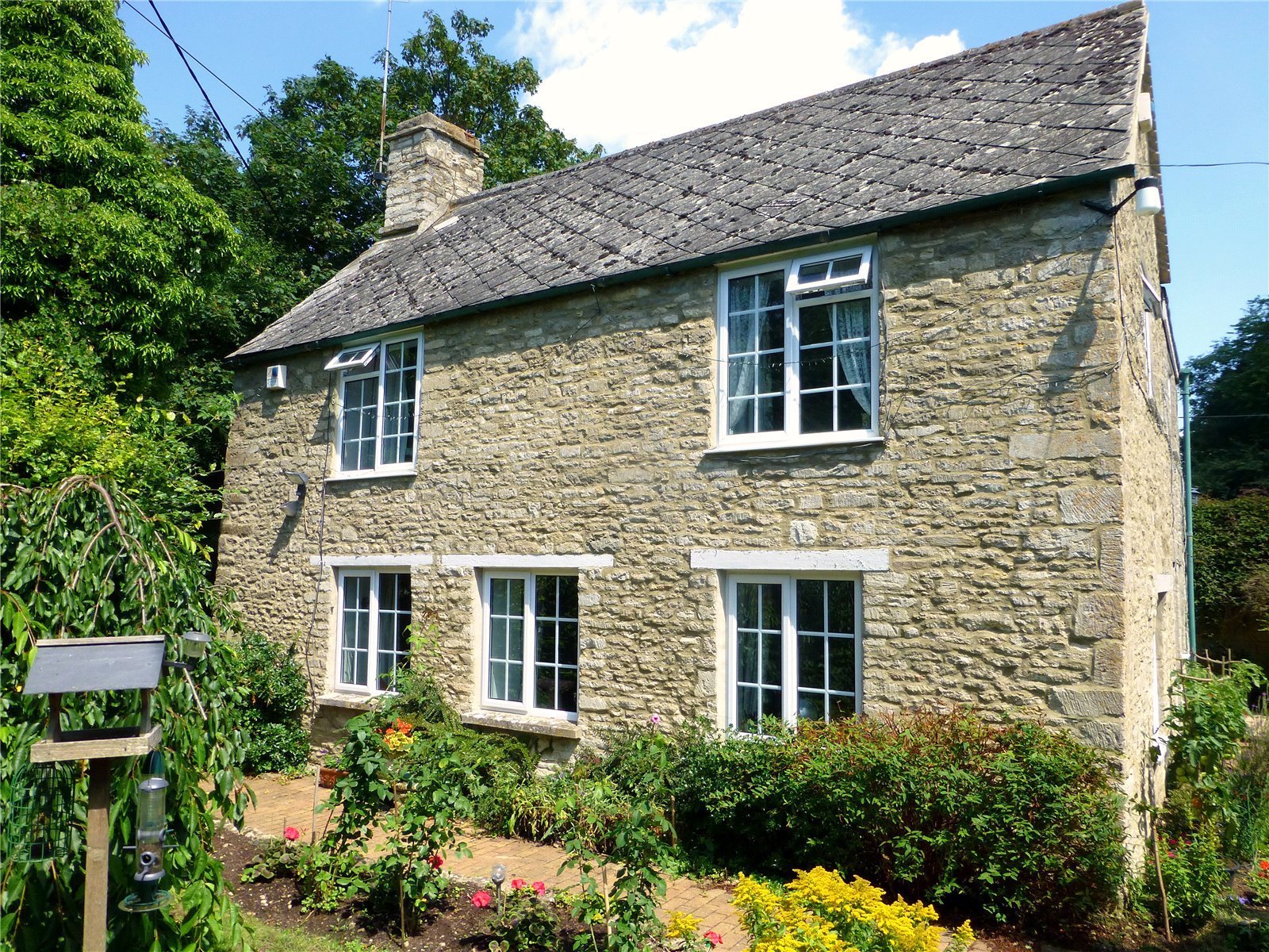 Cjhole Cirencester 3 Bedroom Cottage Sstc In Somerford Keynes