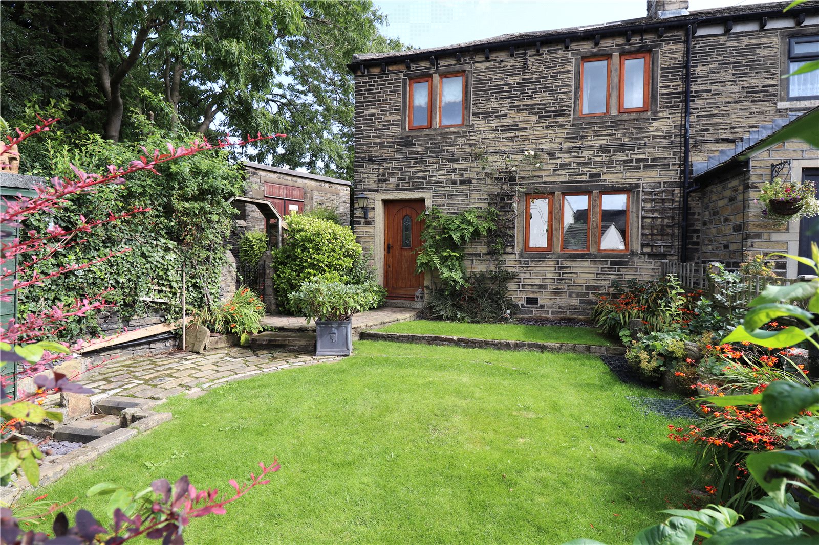 Whitegates Huddersfield 2 bedroom House For Sale in Lascelles Hall Road