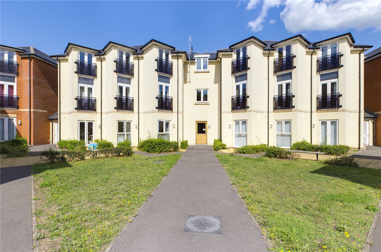 Parkers Tadley 2 bedroom Flat For Sale in Boundary Place, Tadley, Hampshire