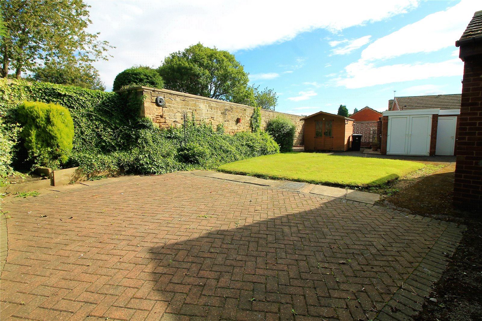 Whitegates Barnsley 3 bedroom Bungalow SSTC in Carrs Lane, Cudworth