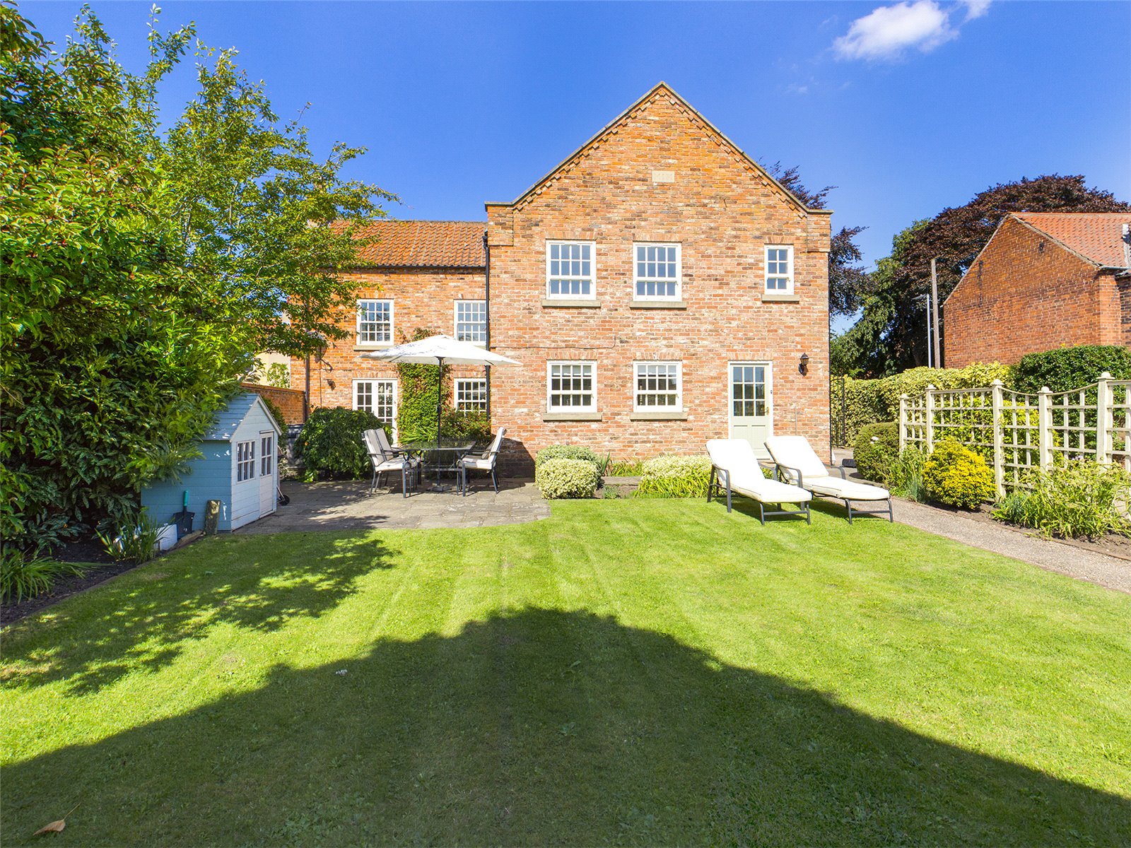 Whitegates Doncaster 4 bedroom Cottage SSTC in Low Street, Haxey, Doncaster