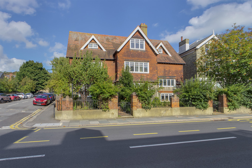 Martin & Co Folkestone 1 bedroom Apartment Let in Maison Dieu Road, Dover