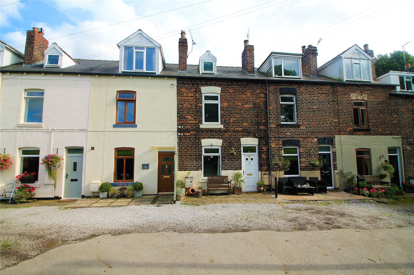 Whitegates Barnsley 4 bedroom Cottage SSTC in Moorend Houses, Silkstone Common, Barnsley