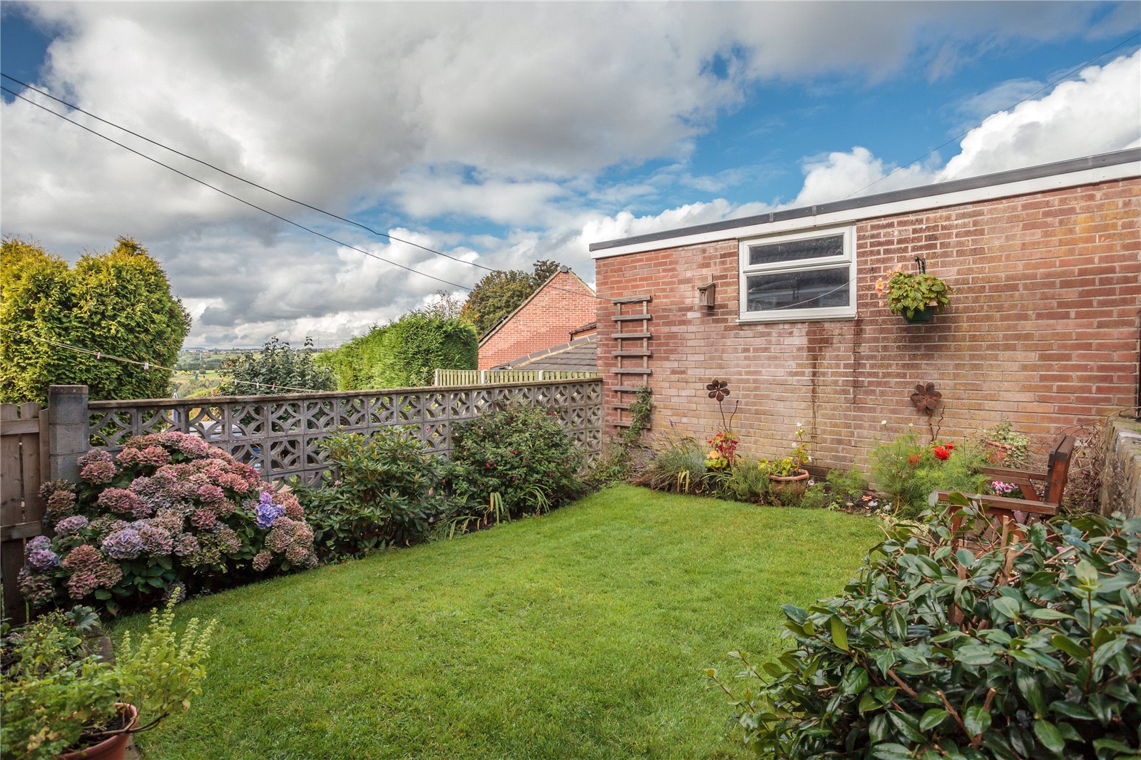 Whitegates Dewsbury 3 bedroom House SSTC in Keats Drive, Heckmondwike