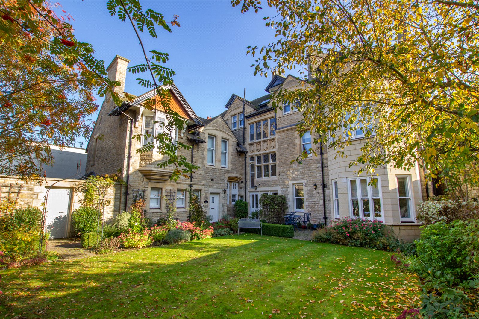 Parkers Witney 3 bedroom Flat To Let in Charter Place, Church Green, Witney