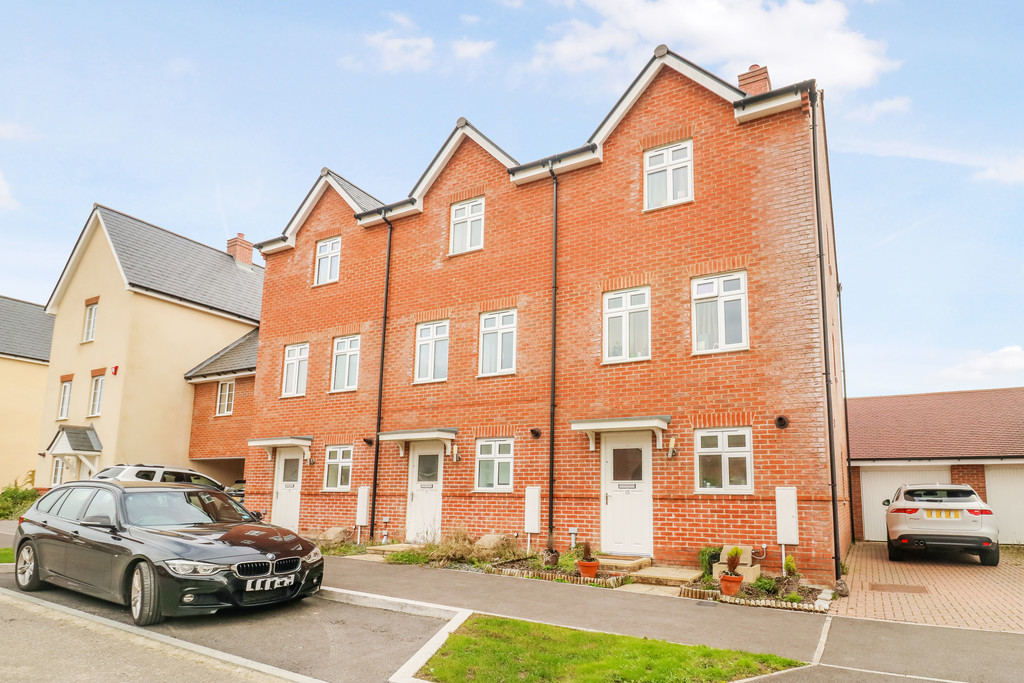 Martin & Co Horsham 4 bedroom Terraced House Let in Sargent Way, Horsham