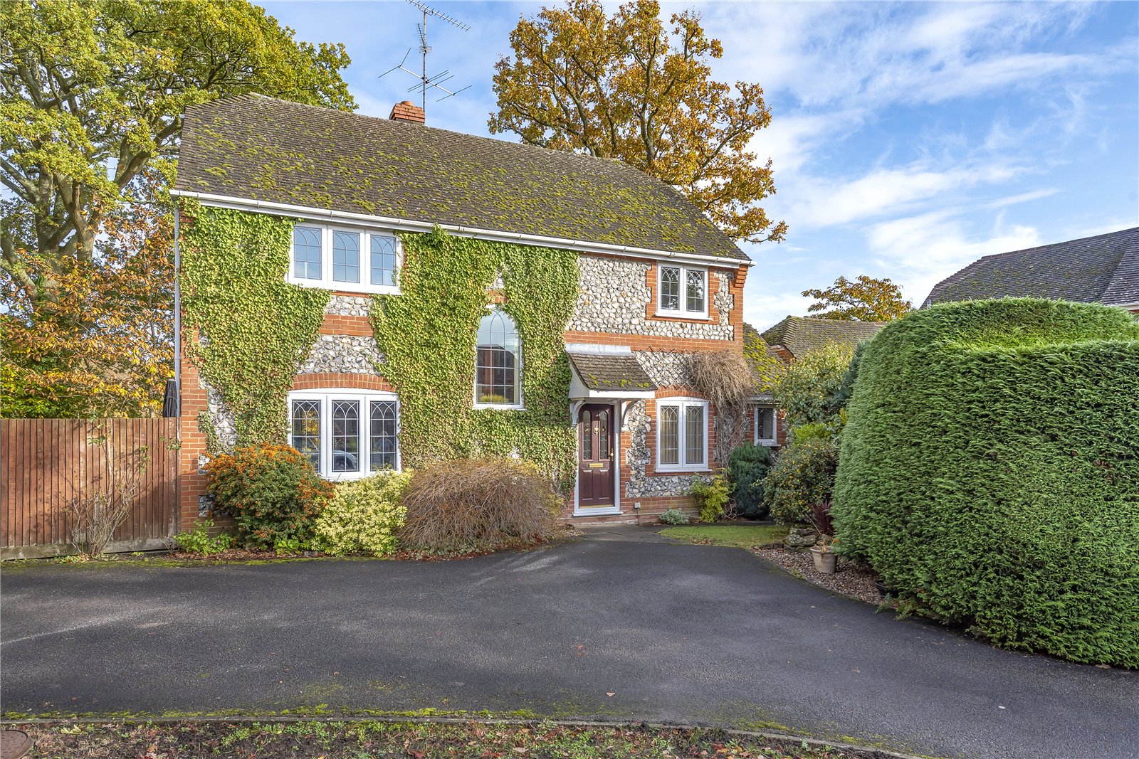 Parkers Burghfield Common 4 bedroom House SSTC in Dauntless Road