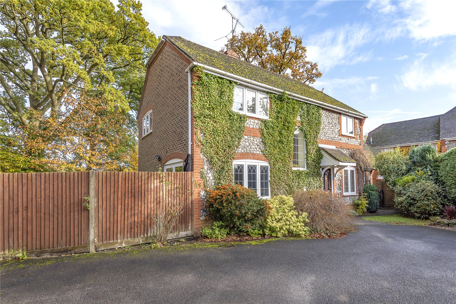 Parkers Burghfield Common 4 bedroom House SSTC in Dauntless Road