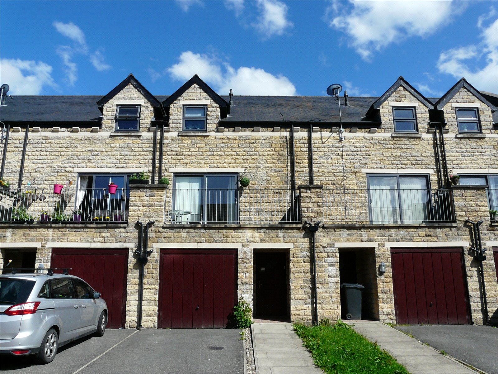Whitegates Halifax 4 bedroom House To Let in Hebble View, Siddal, Halifax