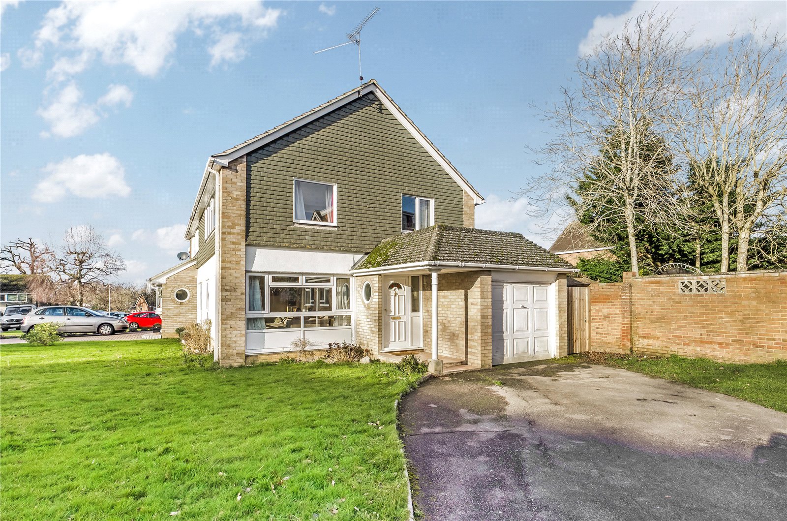 Parkers Tilehurst 3 bedroom House SSTC in Curlew Drive, Tilehurst, Reading